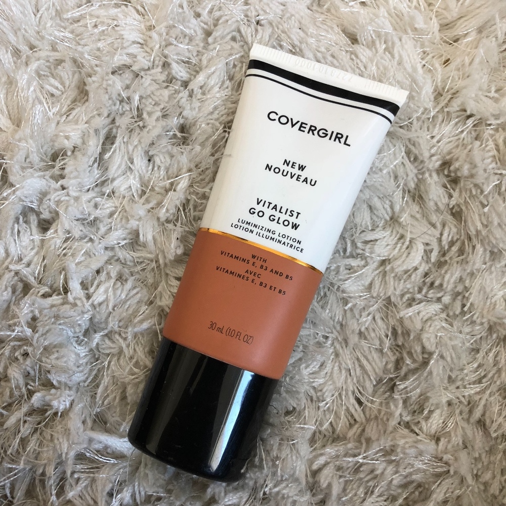 NEW COVERGIRL Vitalist Go Glow Luminizing Lotion 2
